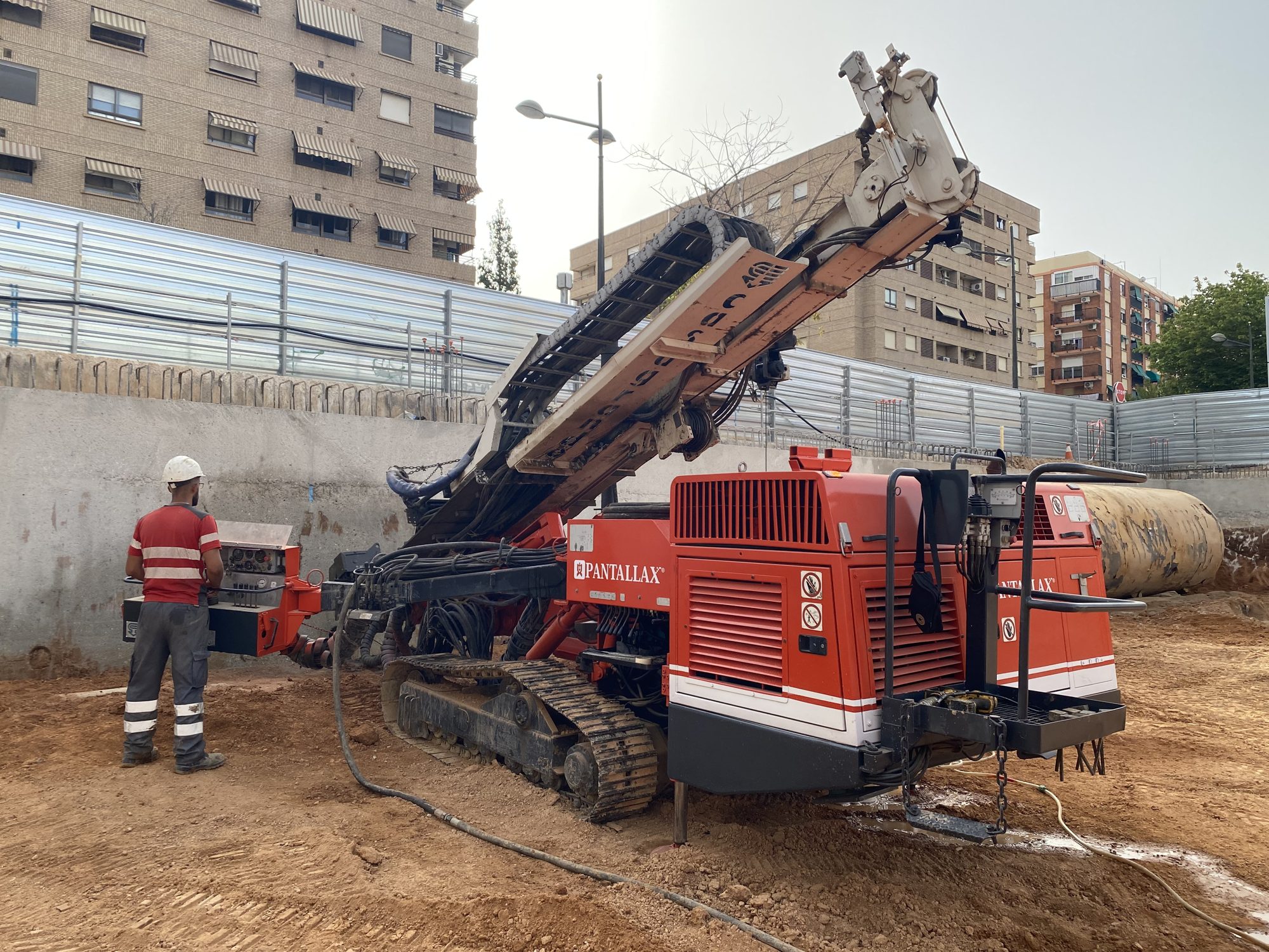 Equipo de anclajes STAB de PANTALLAX ejecutando el anclaje al terreno de un muro pantalla en un centro Mercadona en Valencia.