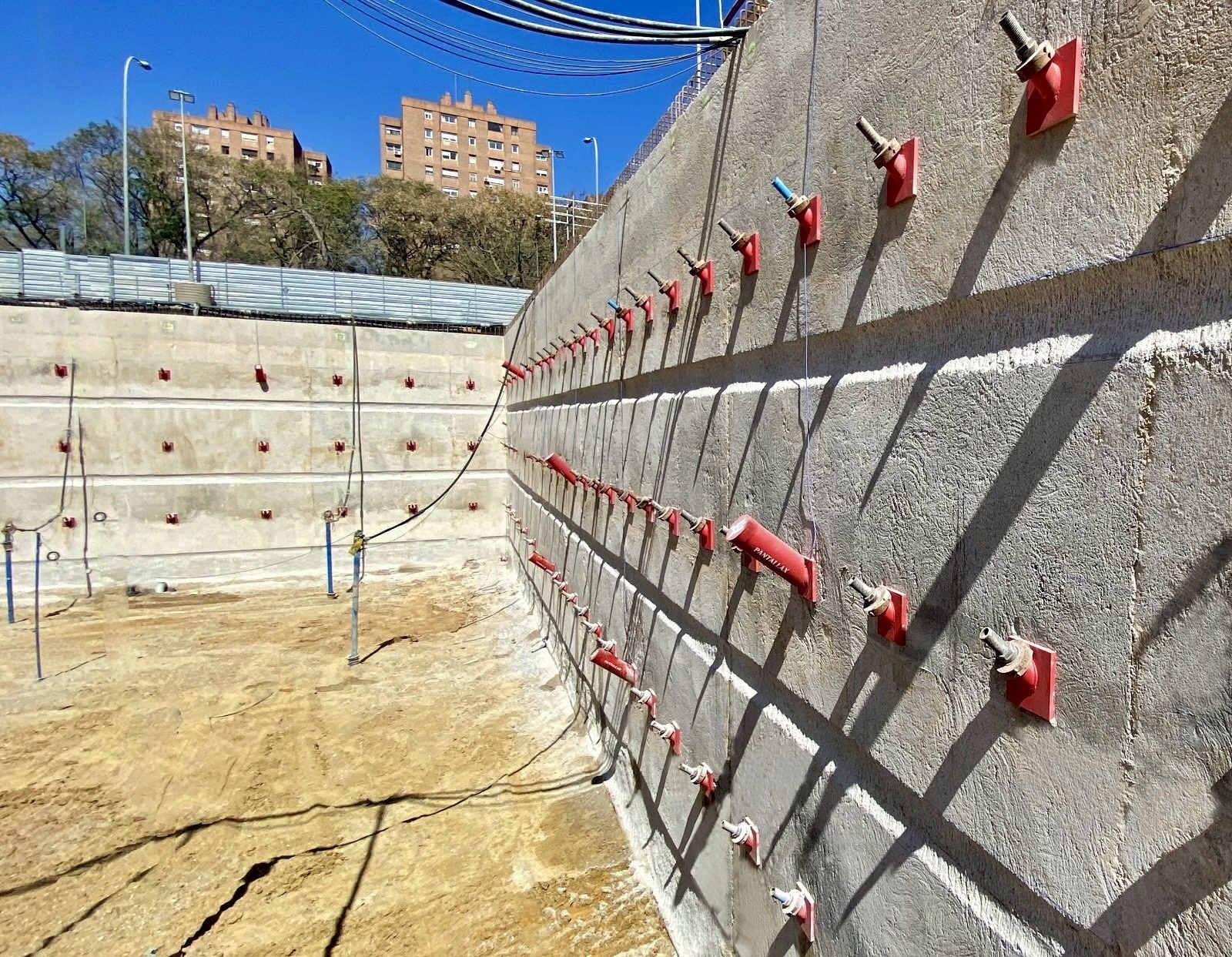Detalle de las cabezas de anclaje activo del muro pantalla en el Parking General del Roig Arena (Valencia).