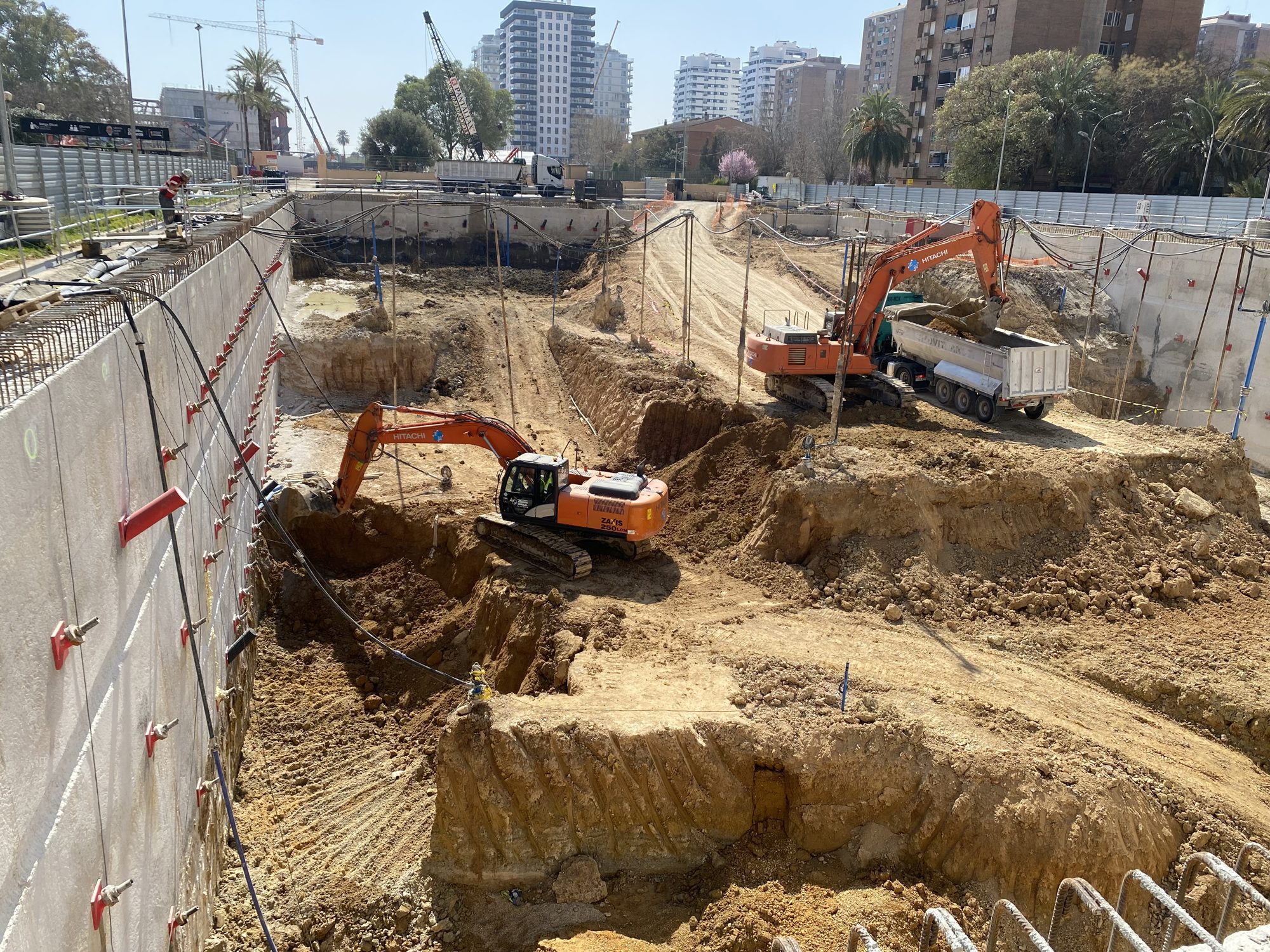 Desarrollo de la obra del Parking General del Roig Arena (Valencia): excavación, anclajes y fresado del muro pantalla.