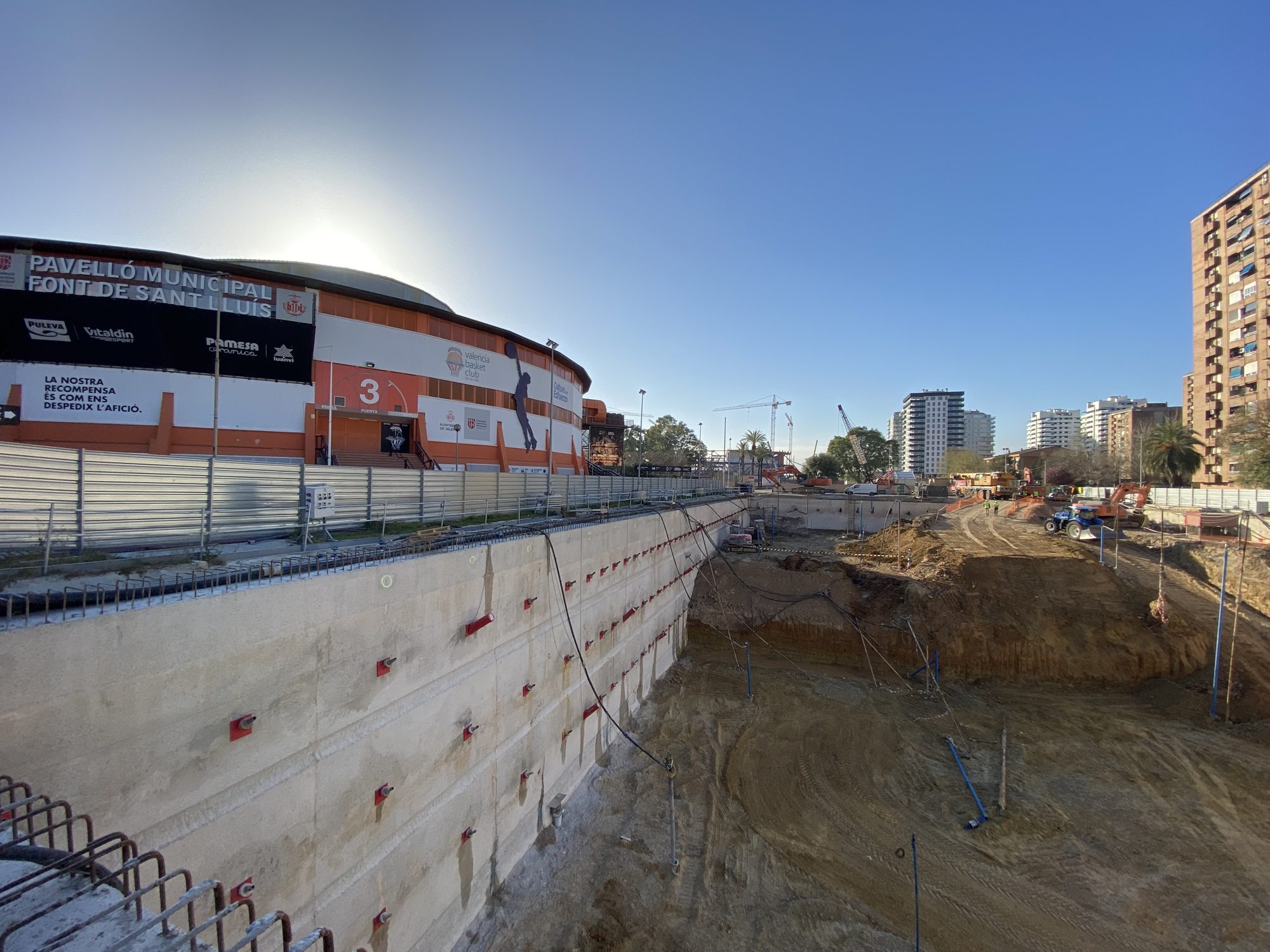 Panorámica de la excavación del Parking General del Roig Arena (Valencia) contenida con muros pantalla anclados y fresados.