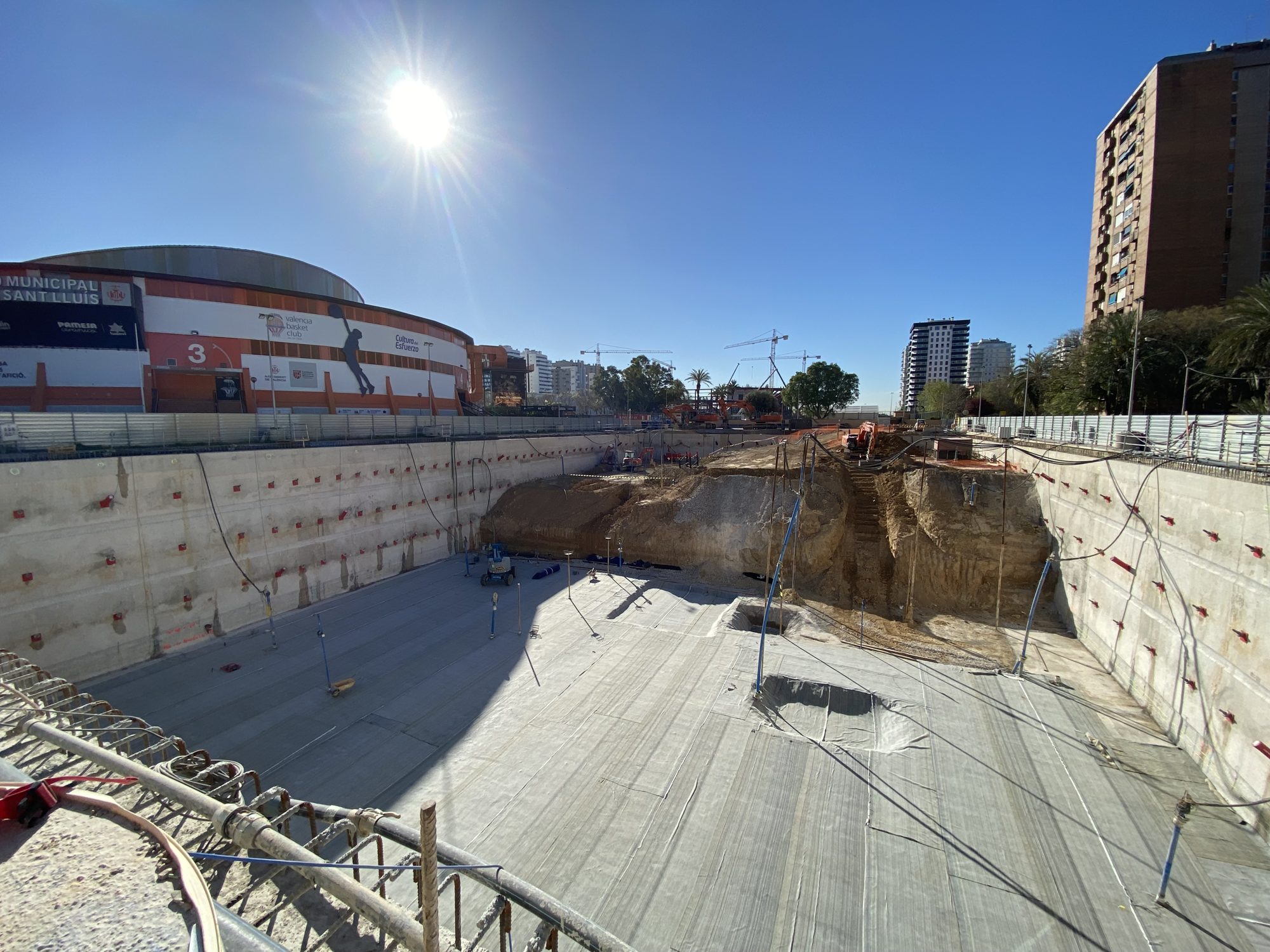Excavación del Parking General del Roig Arena (Valencia) con rampa central de tierra y muros pantalla anclados.