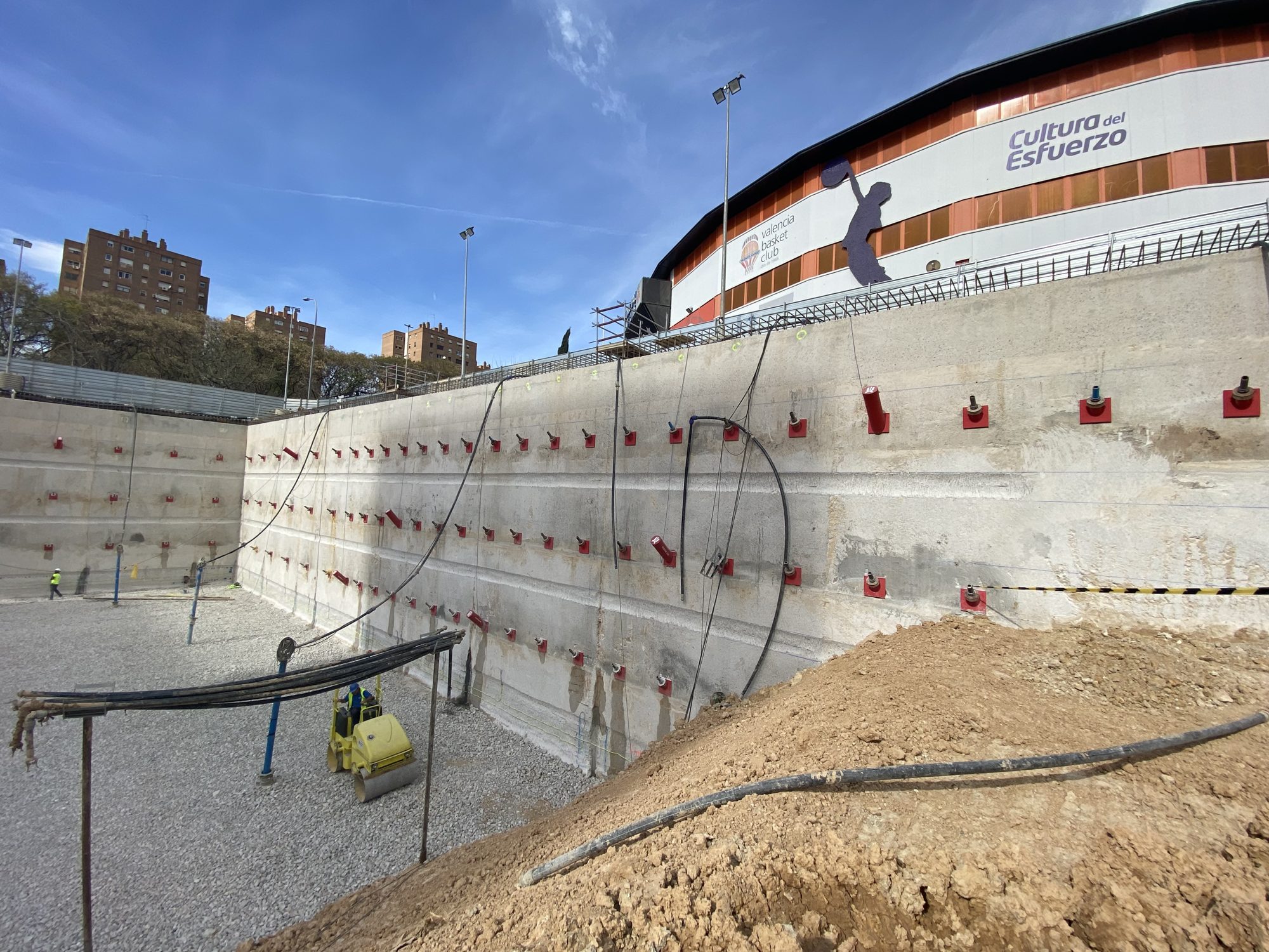 Muro pantalla anclado y fresado en el Parking General del Roig Arena (Valencia), con la estructura del recinto al fondo.