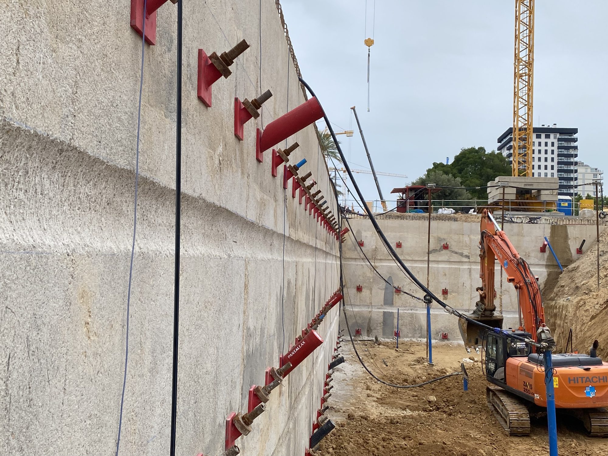 Ejecución de anclajes del muro pantalla durante la excavación del Parking General del Roig Arena (Valencia).