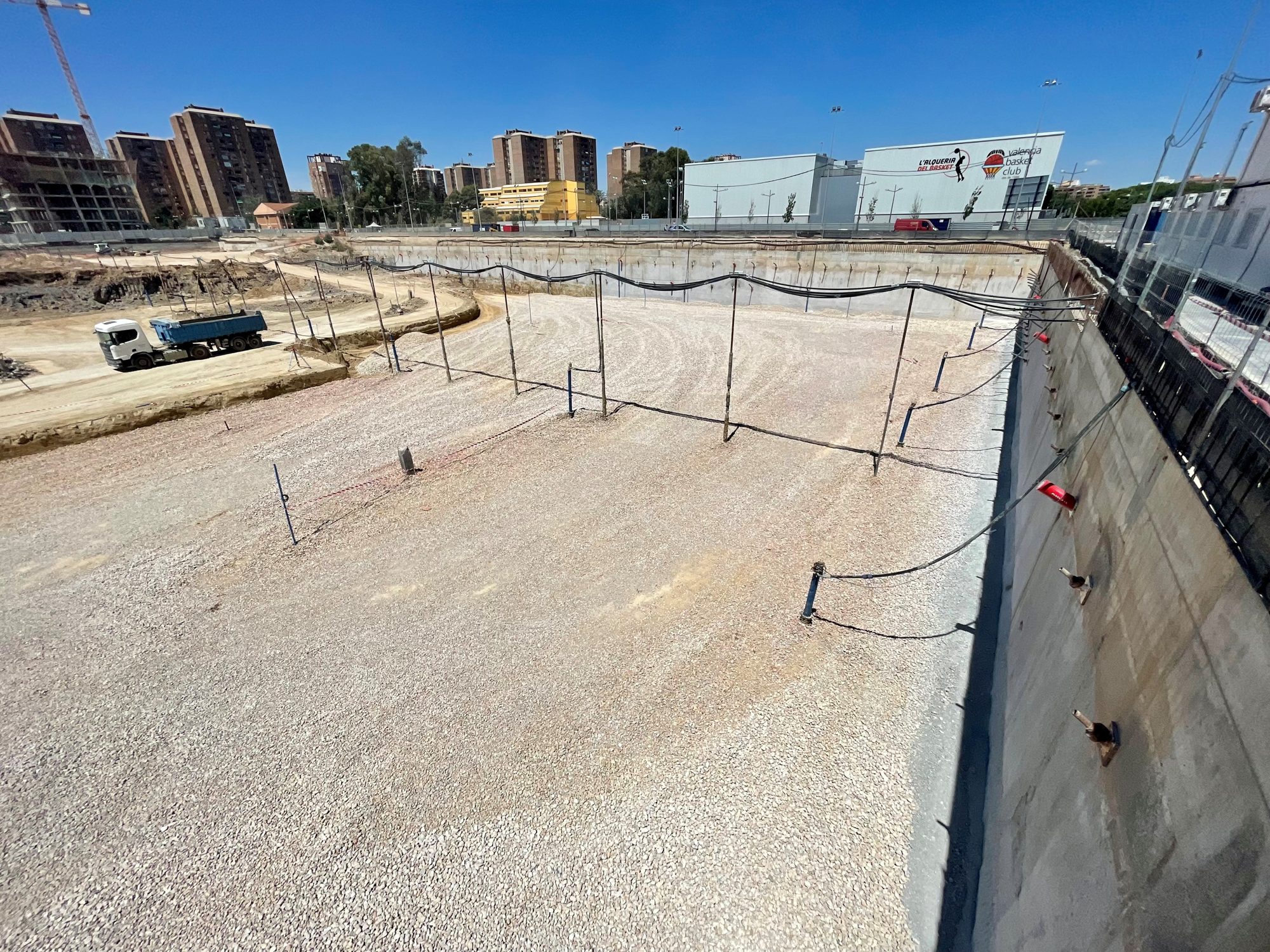 Vista general de la excavación del Roig Arena (Valencia) contenida con muros pantalla anclados y fresados.
