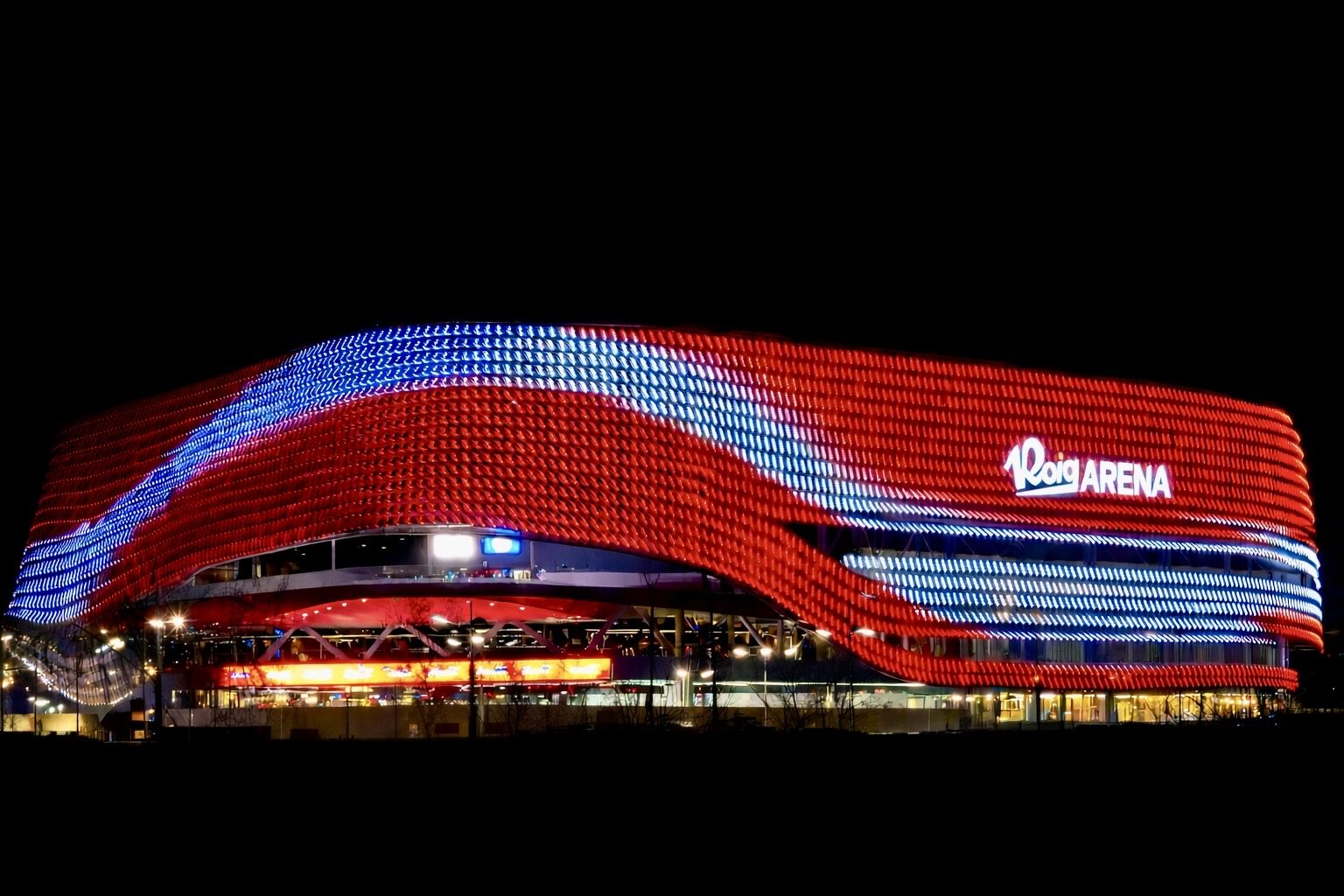 Vista nocturna del Roig Arena (Valencia) con su fachada iluminada; PANTALLAX ejecutó los muros pantalla, los anclajes y la excavación de la obra.