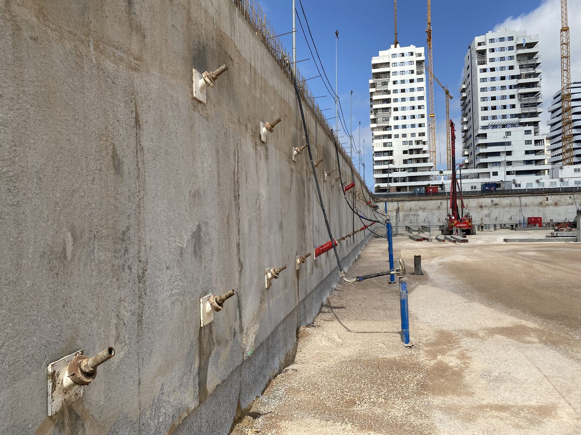 Excavación contenida con muro pantalla anclado y fresado en la obra del Roig Arena (Valencia).