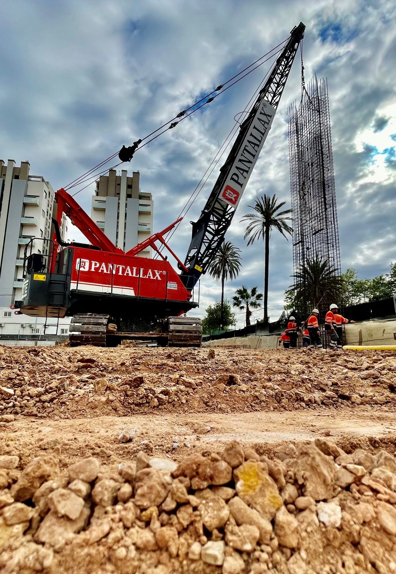Montaje de la armadura de un muro pantalla de 100 cm y 18,65 m en la rampa de acceso de camiones del Roig Arena (Valencia).