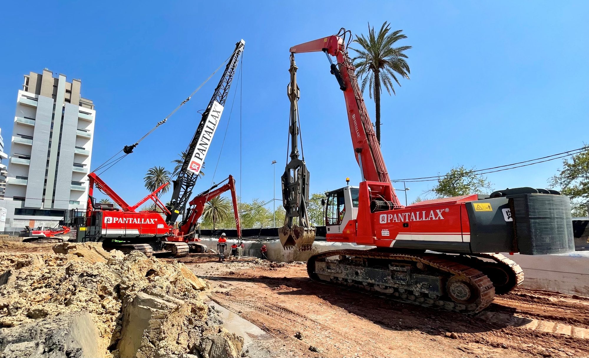 Excavación de un módulo de muro pantalla con pantalladora hidráulica mientras se monta la armadura de otro módulo en el Roig Arena (Valencia).