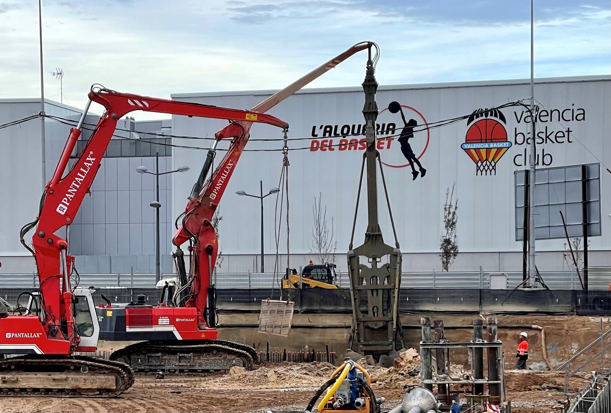 Excavación de un panel de muro pantalla con pantalladora hidráulica en el Roig Arena (Valencia).