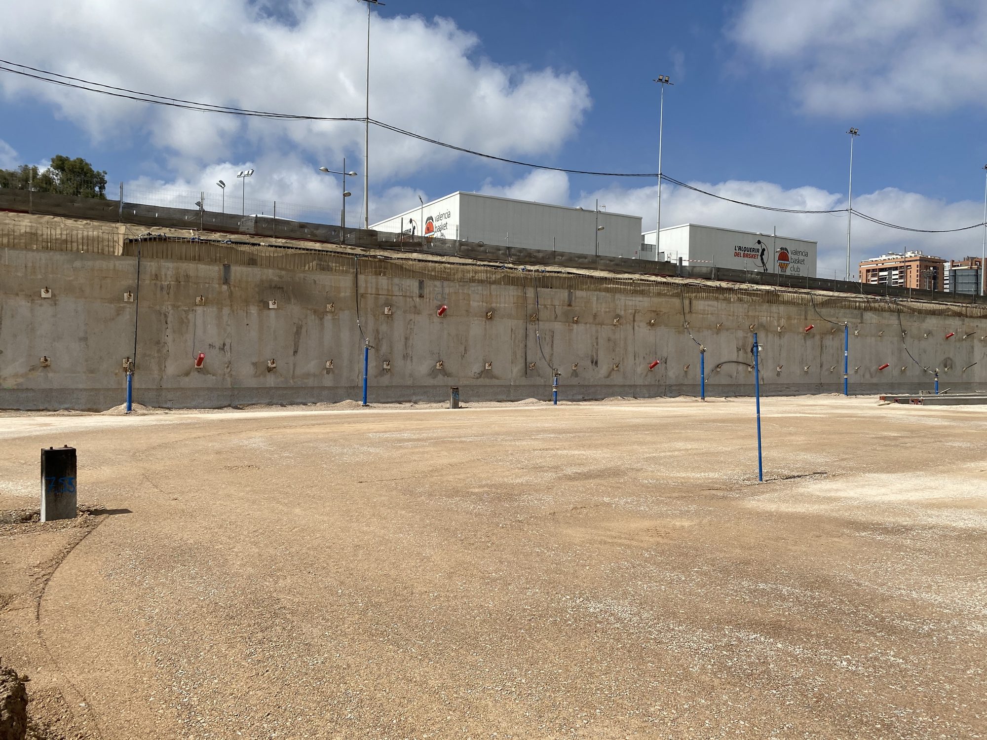 Muro pantalla anclado y fresado del Roig Arena (Valencia) con la explanada inferior terminada.