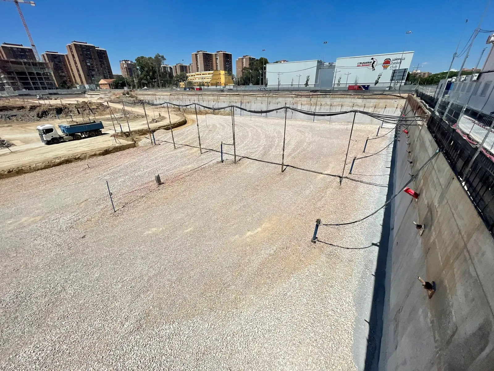 Vista general de la excavación y los muros pantalla del Roig Arena