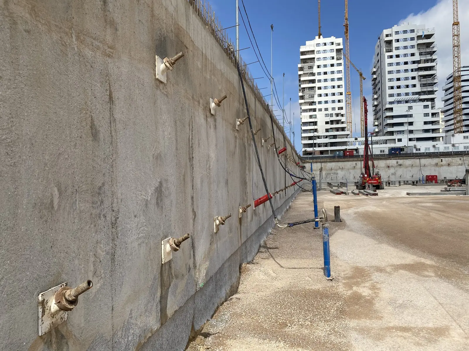 Muro pantalla anclado y fresado en el Roig Arena