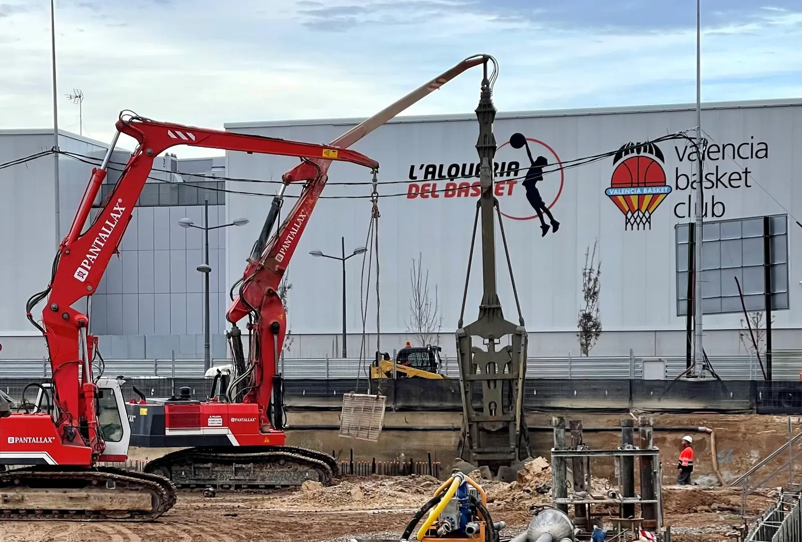 Excavación con cuchara del muro pantalla del Roig Arena en Valencia