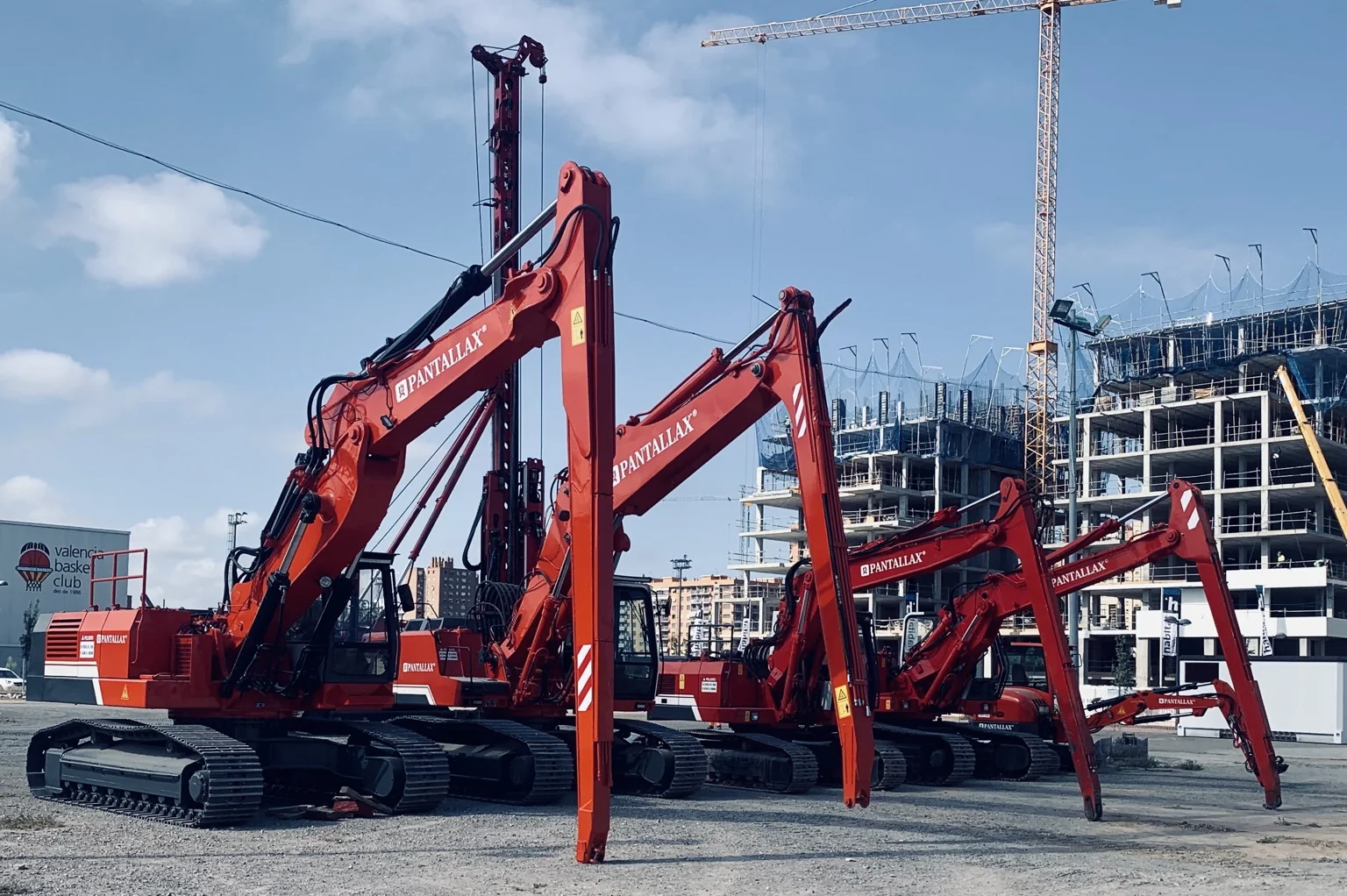 Equipos pesados PANTALLAX trabajando en una gran obra de subsuelo