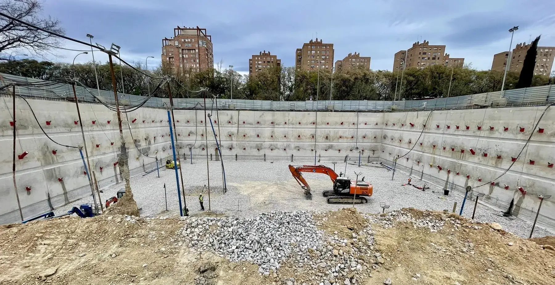 Muro pantalla y anclajes al terreno en una excavación profunda ejecutada por PANTALLAX