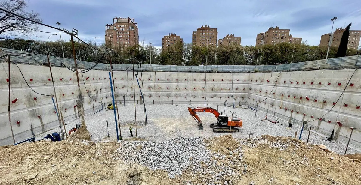 Excavación aparentemente seca del Parking General del Roig Arena ejecutada por PANTALLAX bajo el nivel freático