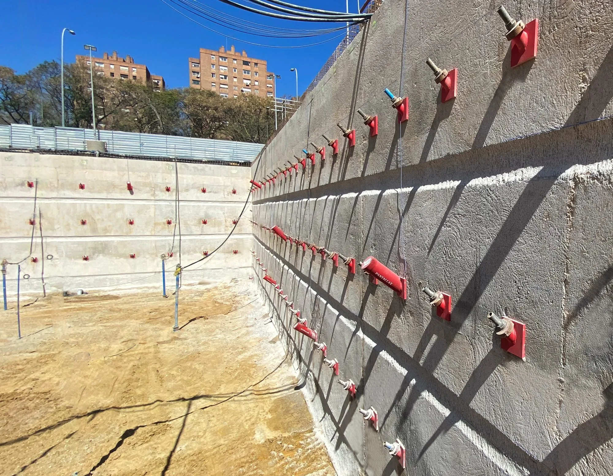 Muro pantalla anclado en el parking del Roig Arena, junto al Pavelló Font de Sant Lluís, Valencia — PANTALLAX