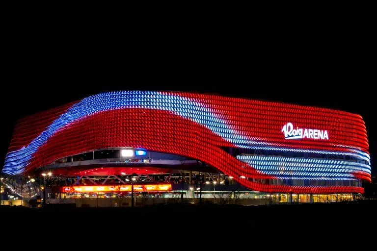 Roig Arena de Valencia iluminado de noche, obra de referencia de PANTALLAX