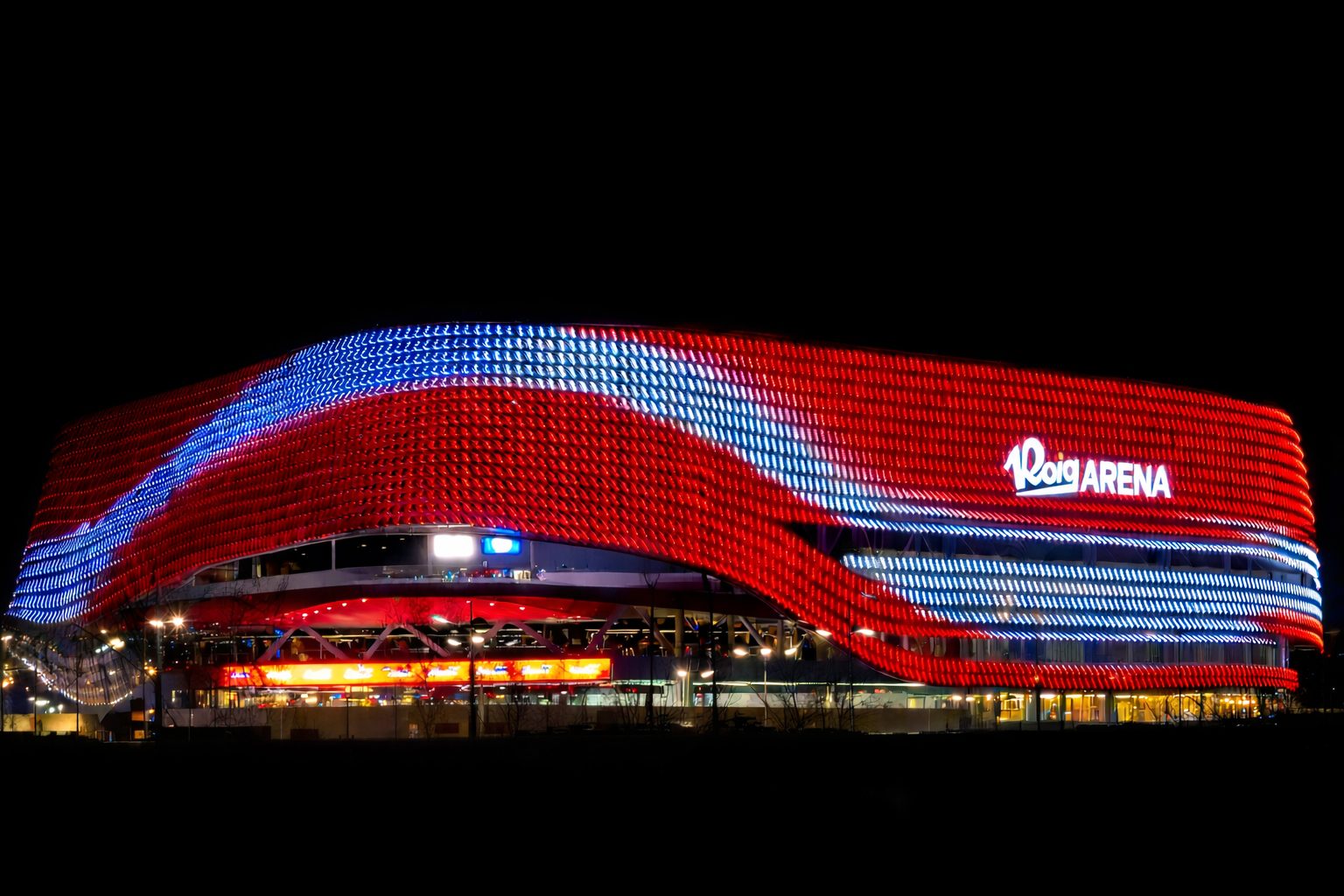 Roig Arena de Valencia iluminado de noche &mdash; muros pantalla ejecutados por PANTALLAX
