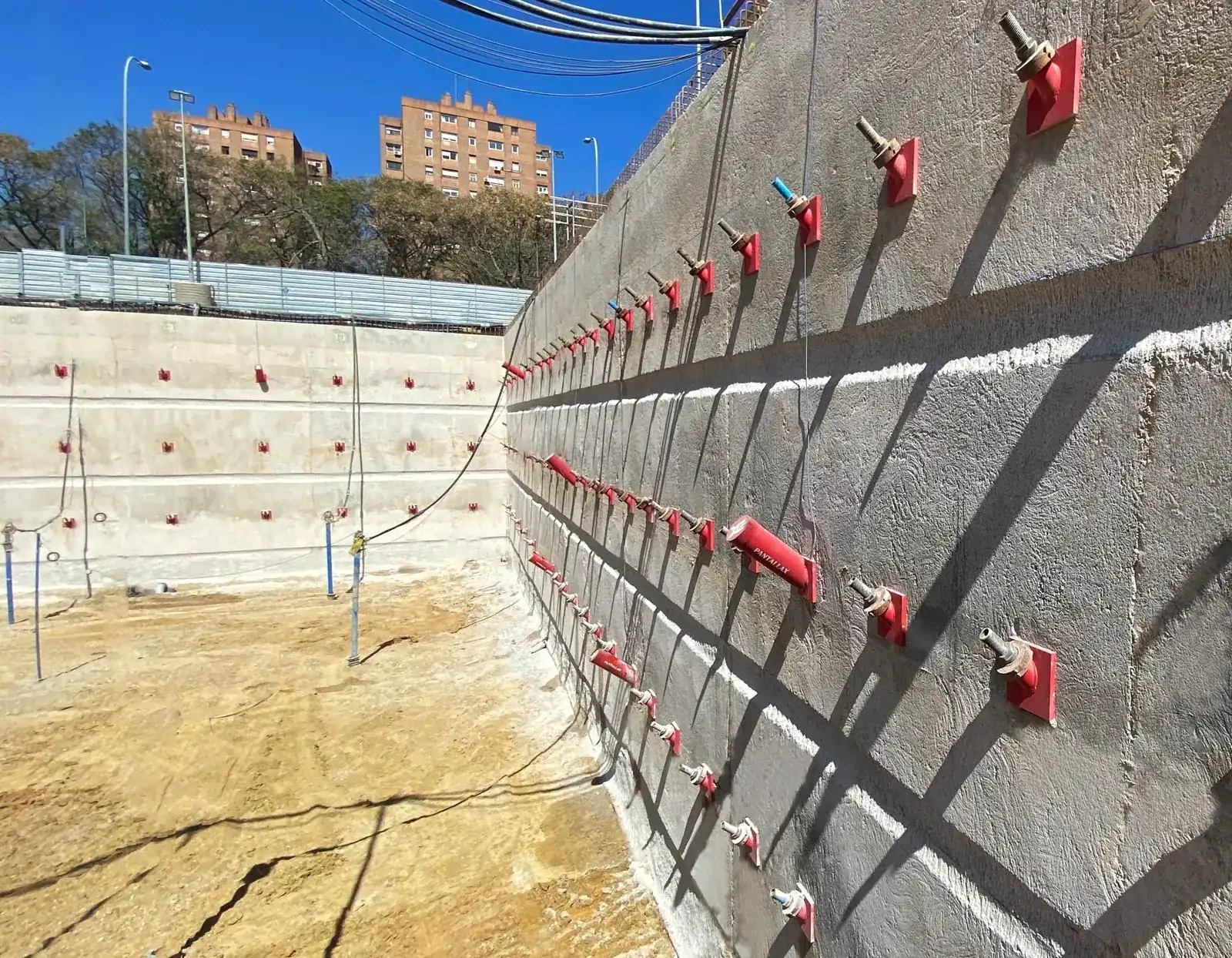 Muros pantalla y anclajes del Parking General del Roig Arena ejecutados por PANTALLAX