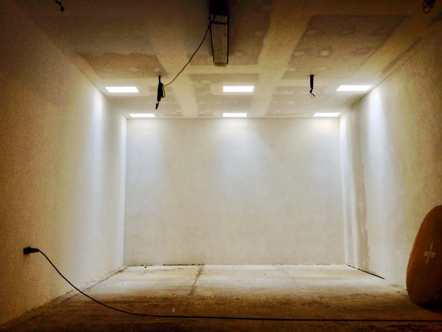 Sótano terminado bajo vivienda urbana ejecutado por PANTALLAX
